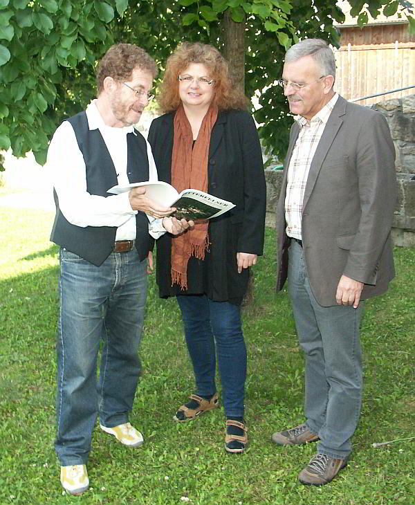 Elisabeth Vogl und Franz Tosch (li) übergaben das neue Mitterfelser Magazin an Bürgermeister Heinrich Stenzel.